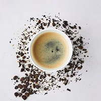 A view of juice with coffee beans on the outside and inside